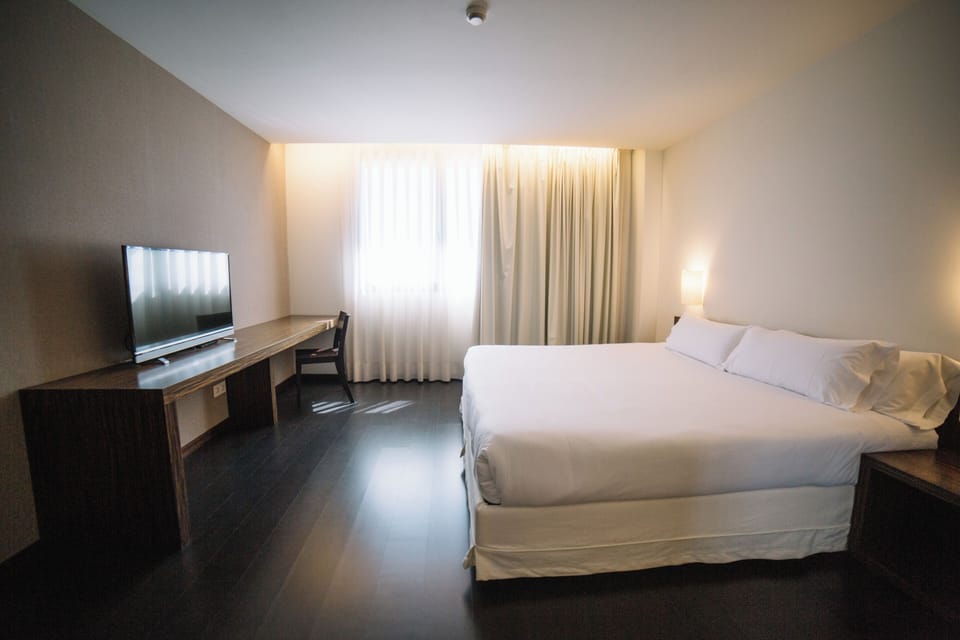 Standard Suite | Desk, laptop workspace, blackout drapes, soundproofing