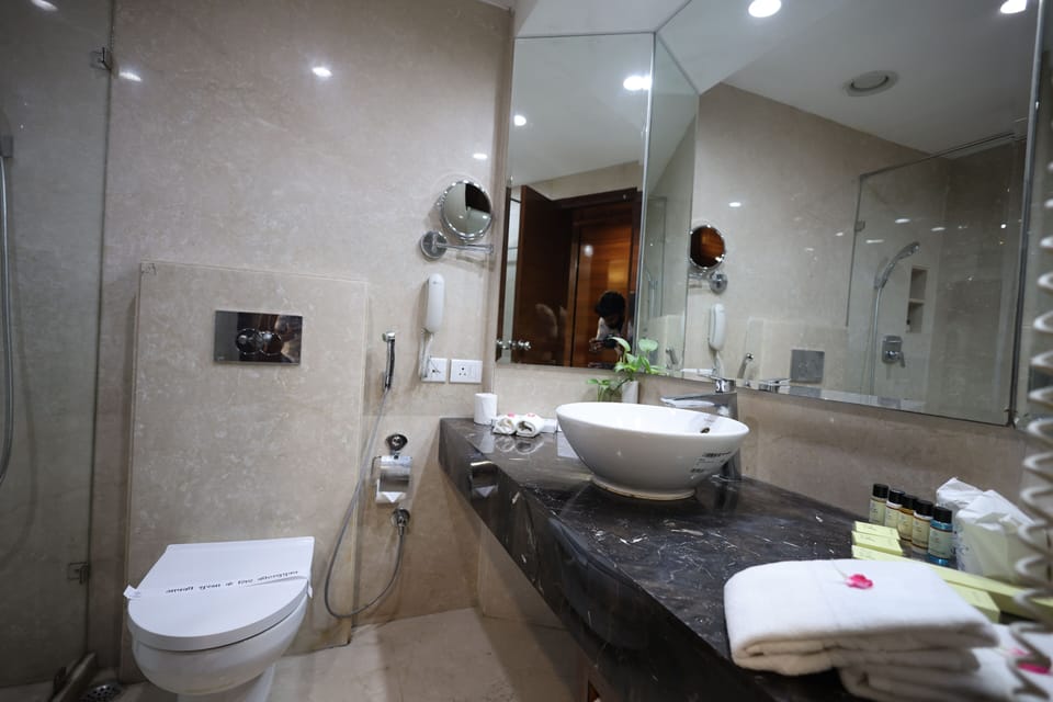 Executive Room | Bathroom | Free toiletries, hair dryer, slippers, towels