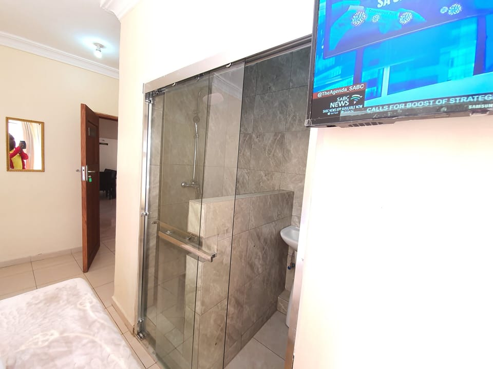 Shower, rainfall showerhead, free toiletries, towels