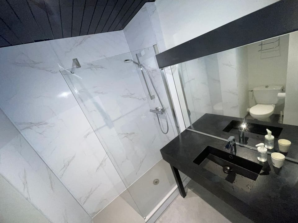 Room | Bathroom | Combined shower/tub, free toiletries, hair dryer, towels