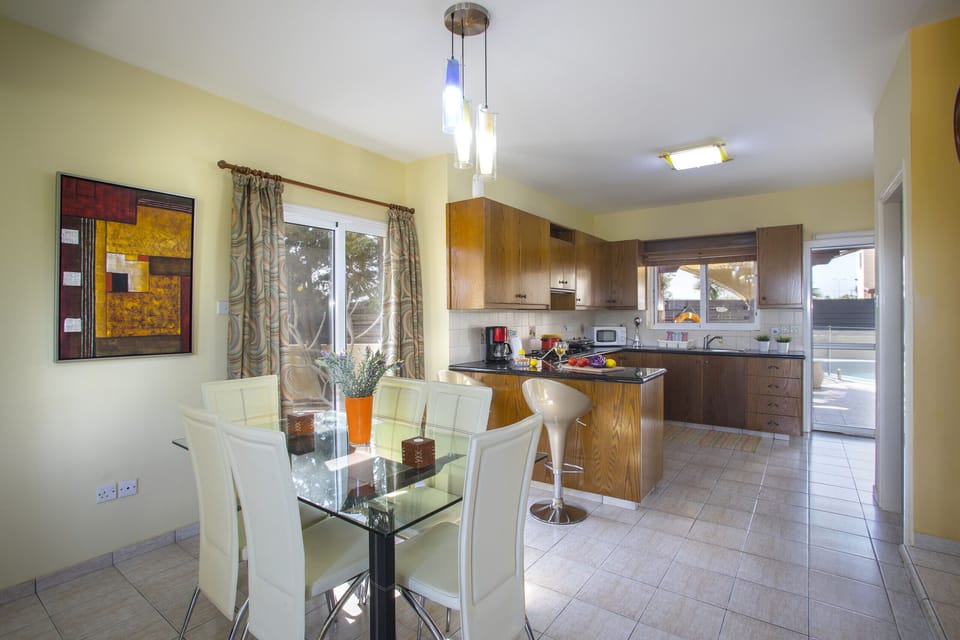 Coffee/tea maker, full-size fridge, microwave, oven