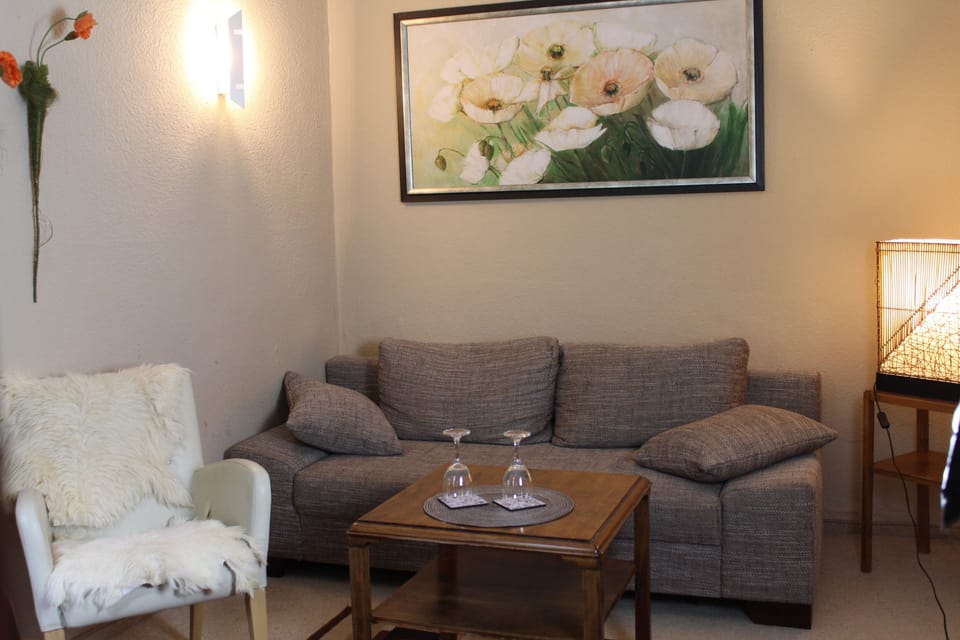 Studio | Living area | Flat-screen TV