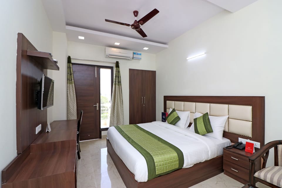 Deluxe Double Room, Balcony | Premium bedding, laptop workspace, iron/ironing board, free WiFi