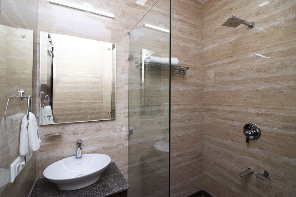 Deluxe Double Room, Balcony | Bathroom | Shower, free toiletries, slippers, towels