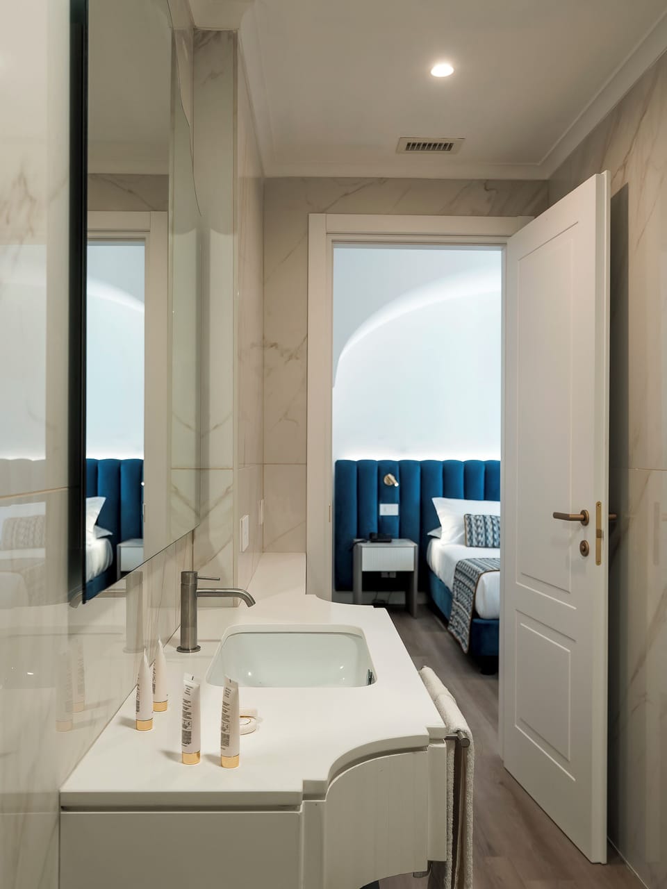 Suite, Hot Tub, Partial Sea View | Bathroom | Free toiletries, hair dryer, slippers, bidet