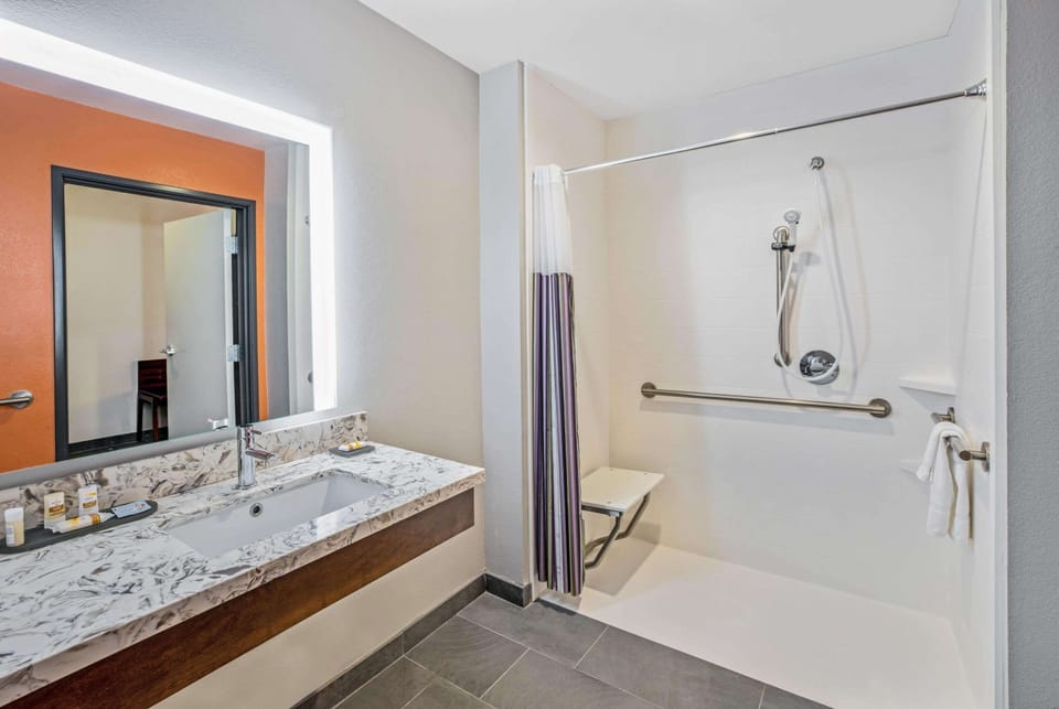 Shower, towels