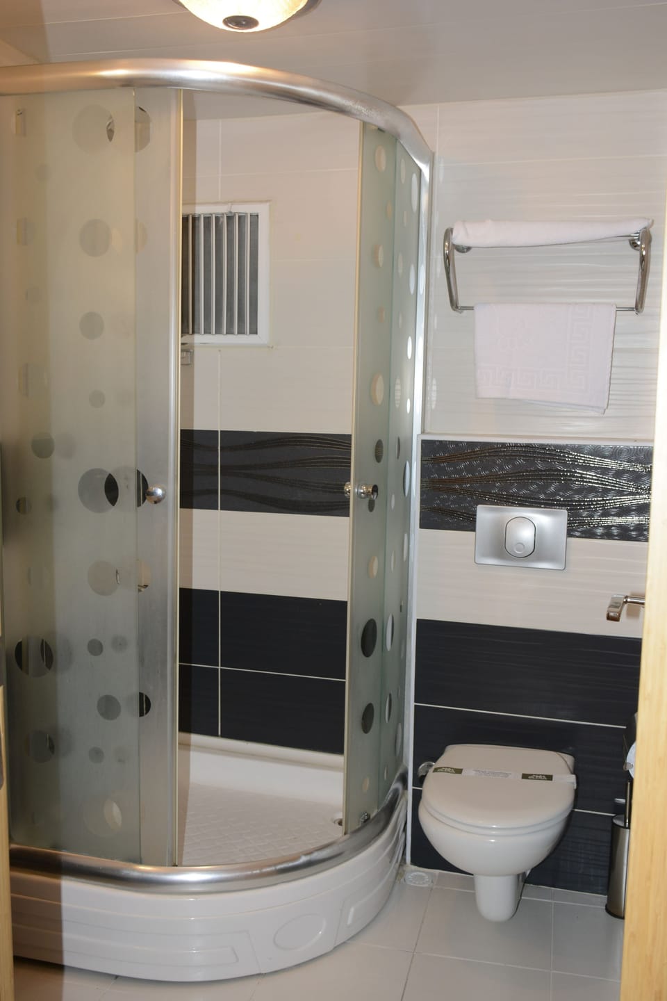 Standard Triple Room | Bathroom | Deep soaking tub, free toiletries, hair dryer, slippers