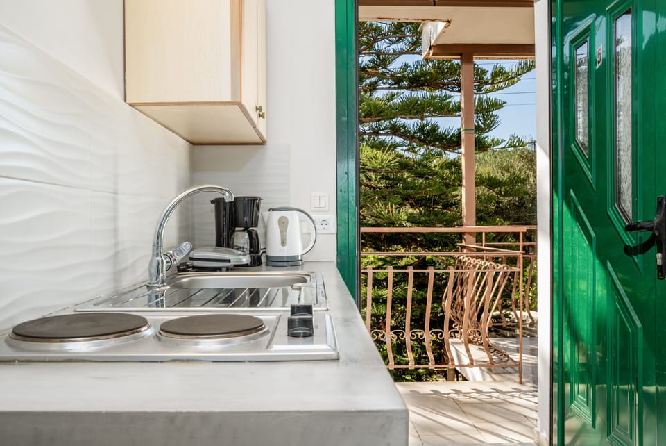 Studio | Private kitchenette | Fridge, stovetop, coffee/tea maker, cookware/dishes/utensils