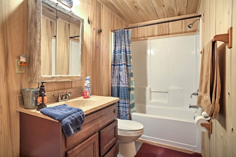 Full Bathroom | Toiletries & Towels Provided