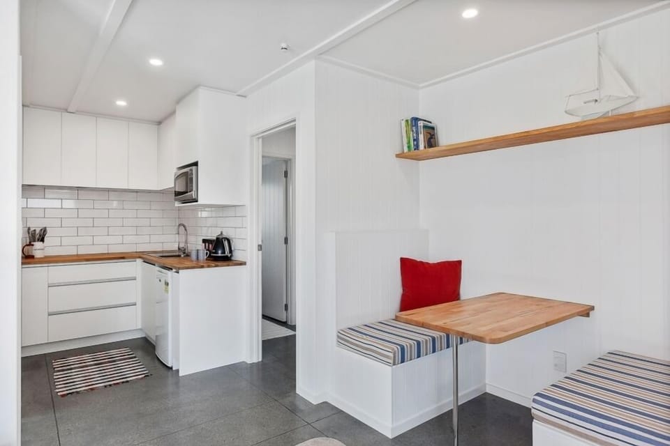 kitchen/dining nook