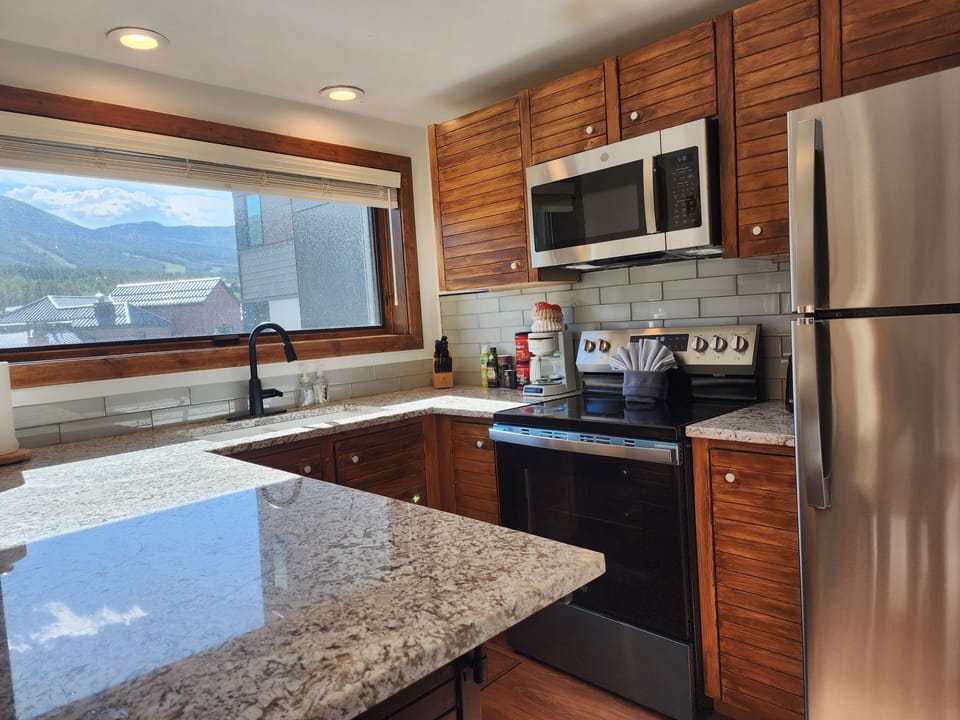 Full kitchen.