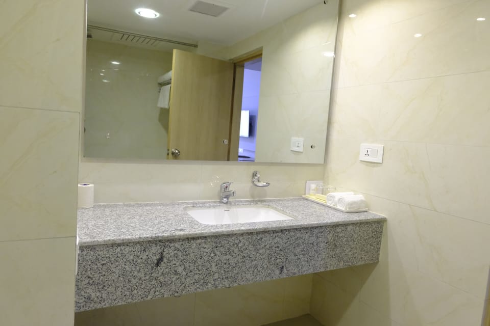Superior Double or Twin Room | Bathroom | Combined shower/tub, free toiletries, hair dryer, slippers