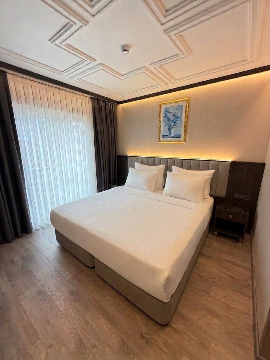 Standard Room, 1 Bedroom | Minibar, in-room safe, desk, blackout drapes