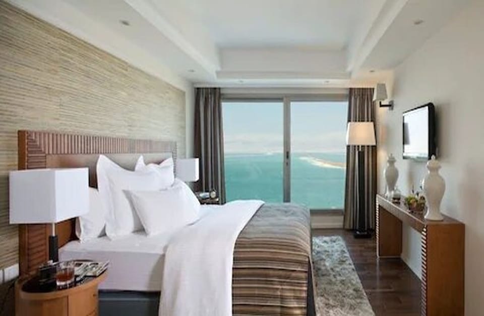 Club Classic, Lounge Access | Minibar, in-room safe, desk, blackout drapes
