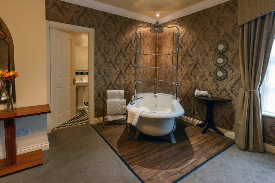 Superior Room, 1 King Bed, Non Smoking, Garden View (Larger Room) | Bathroom | Combined shower/tub, free toiletries, hair dryer, towels