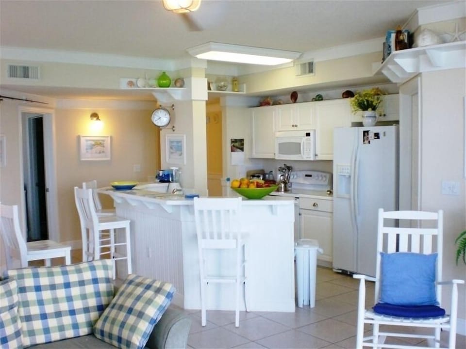 Kitchen. Ocean view from the sink.