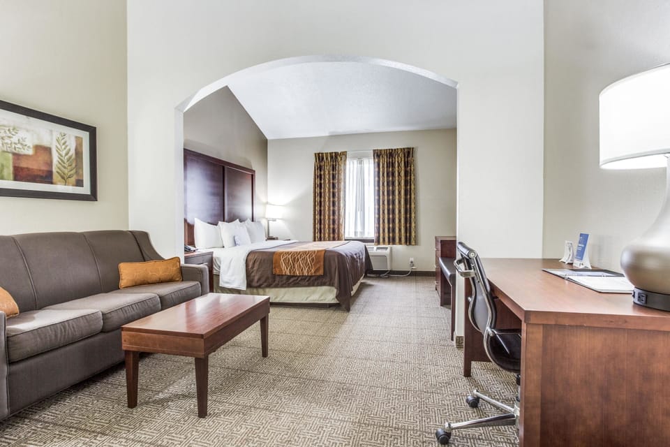 XX | Premium bedding, pillowtop beds, desk, blackout drapes