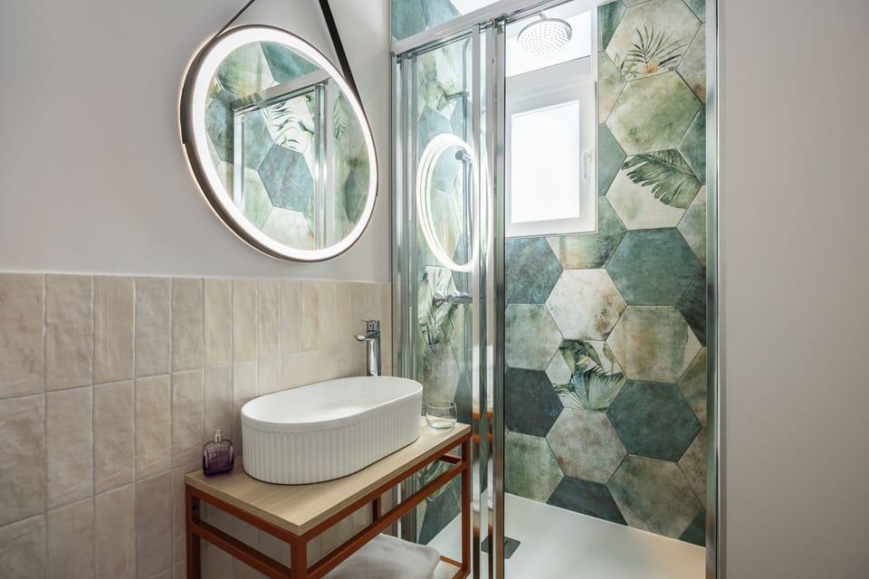 Superior Room, 1 Double Bed | Bathroom | Combined shower/tub, hair dryer, towels