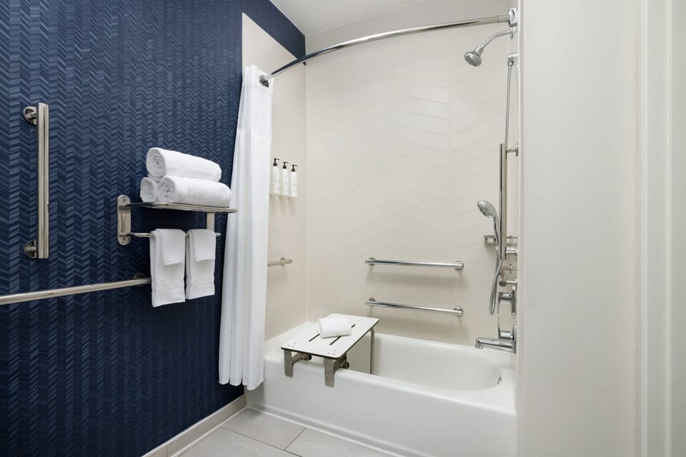 Combined shower/tub, free toiletries, hair dryer, towels