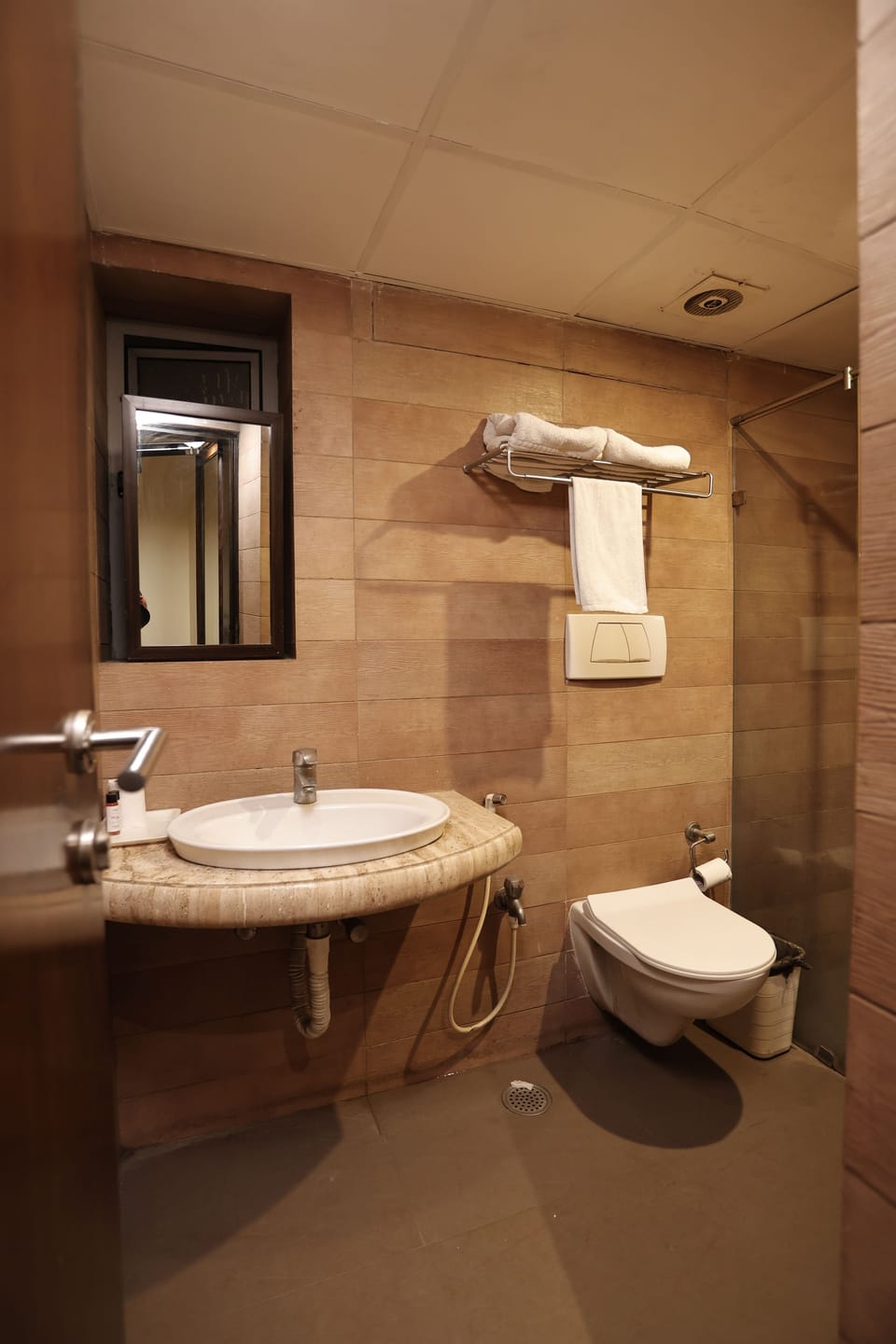 Combined shower/tub, spring water tub, free toiletries, hair dryer