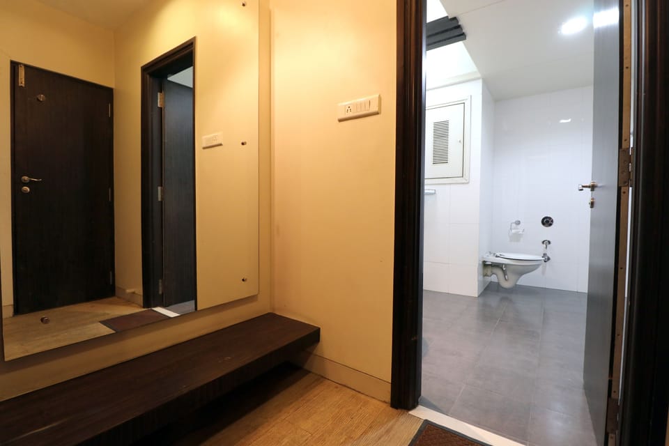 Executive Studio Suite | Bathroom | Rainfall showerhead, free toiletries, hair dryer, slippers