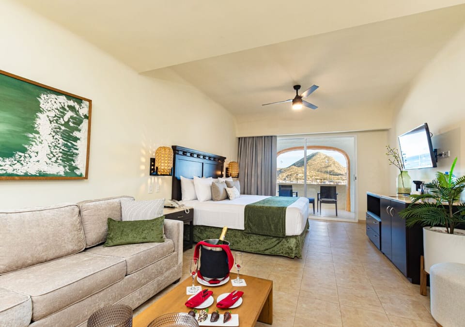 Deluxe Junior Suite | Premium bedding, down comforters, pillowtop beds, minibar