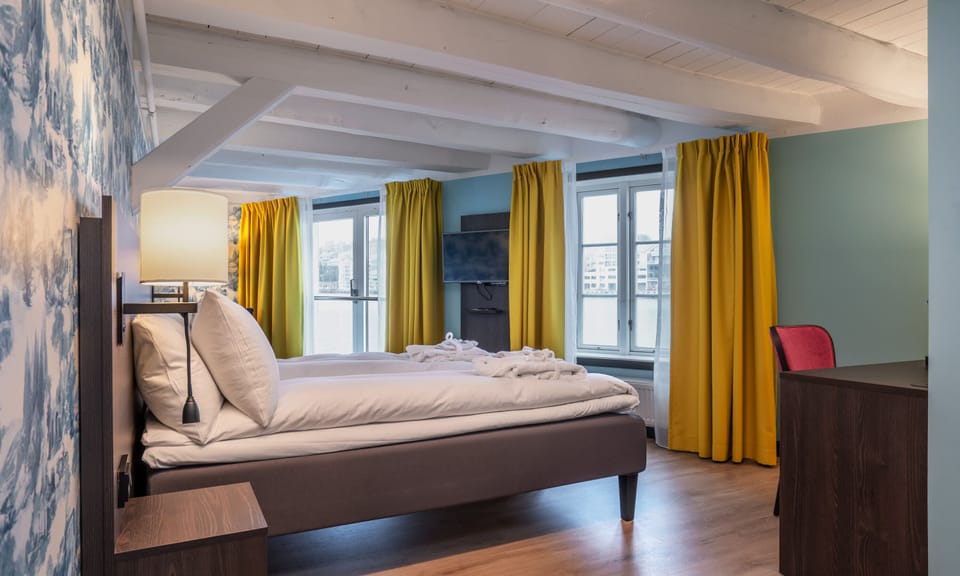Premium bedding, minibar, desk, blackout drapes