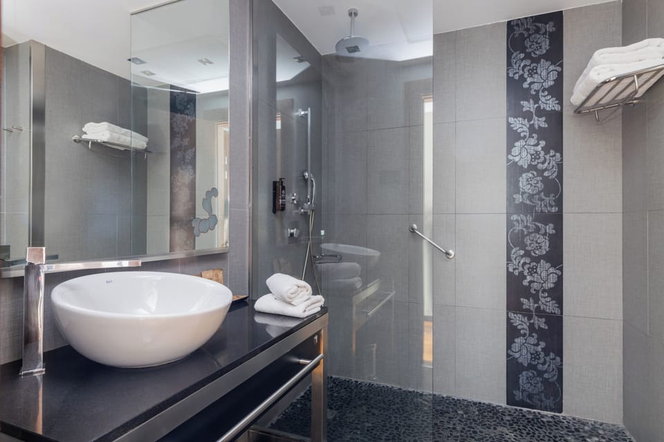 Rainfall showerhead, eco-friendly toiletries, hair dryer, towels