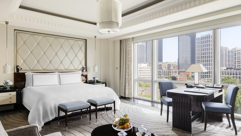 Deluxe Garden King Room | Minibar, in-room safe, desk, laptop workspace