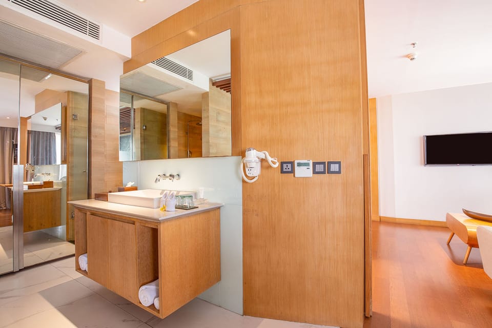Junior Suite | Bathroom | Combined shower/tub, free toiletries, hair dryer, bathrobes