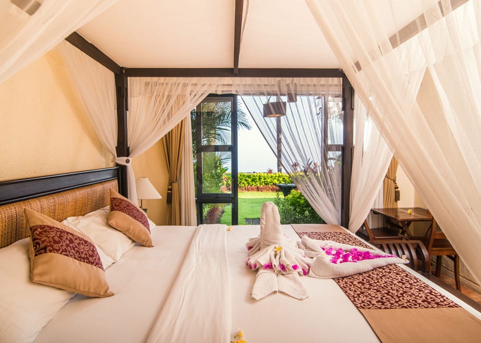Suite, Sea View (Garden) | Minibar, in-room safe, desk, soundproofing
