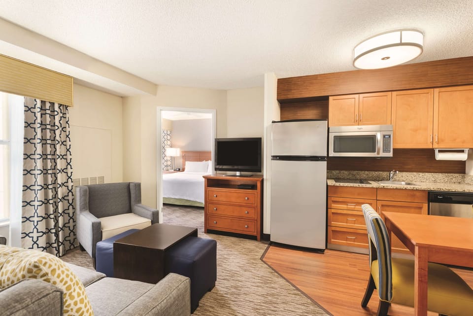 Full-size fridge, microwave, stovetop, dishwasher