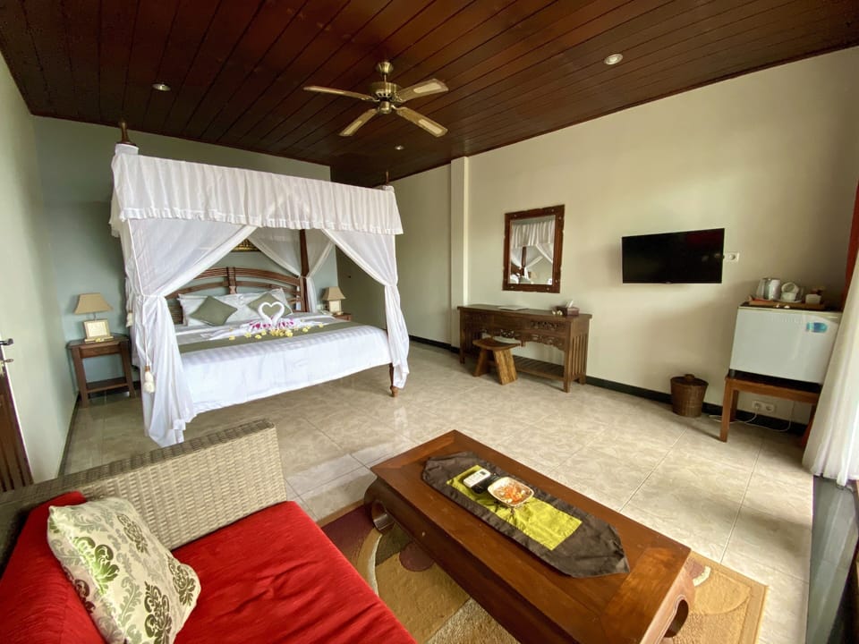 Deluxe Room | Minibar, in-room safe, desk, rollaway beds