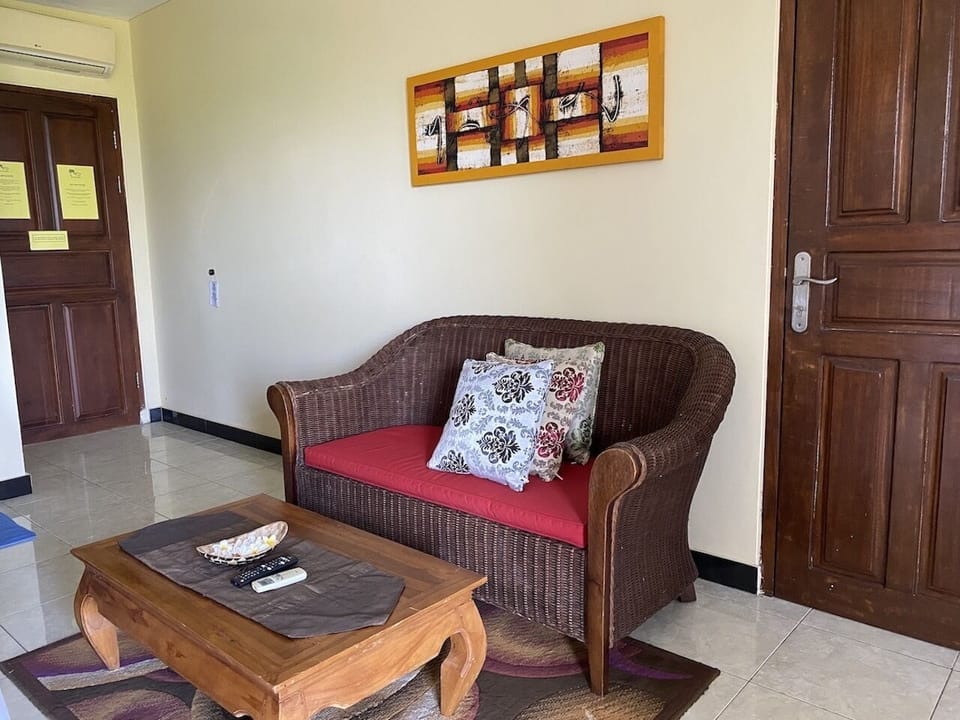 Deluxe Room | Living area | 32-inch TV with satellite channels, books