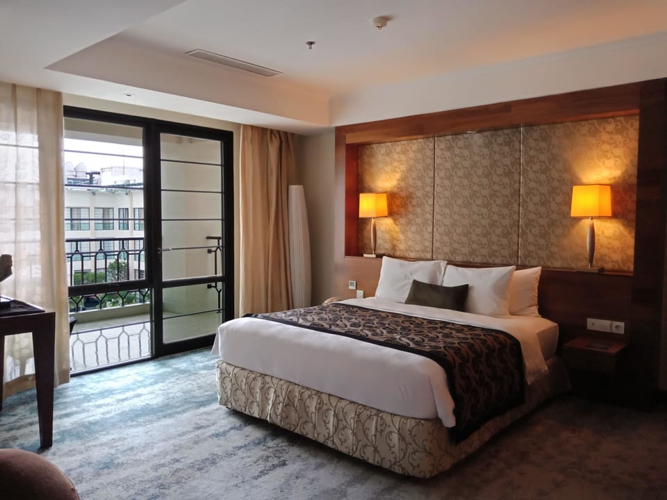 ARYA SUITE | Premium bedding, minibar, in-room safe, desk