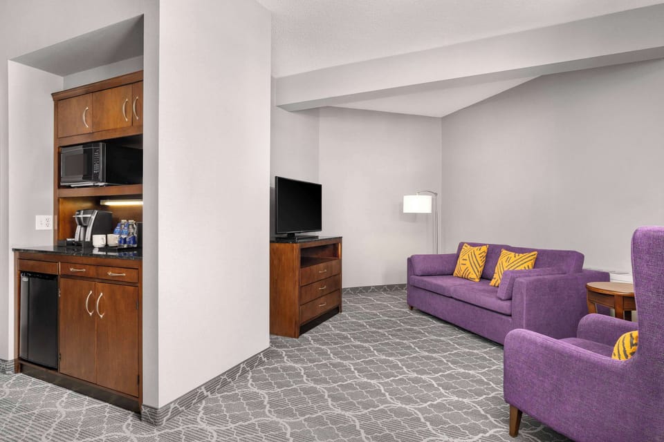 Room | Living area | 37-inch LCD TV with cable channels, TV, MP3 dock