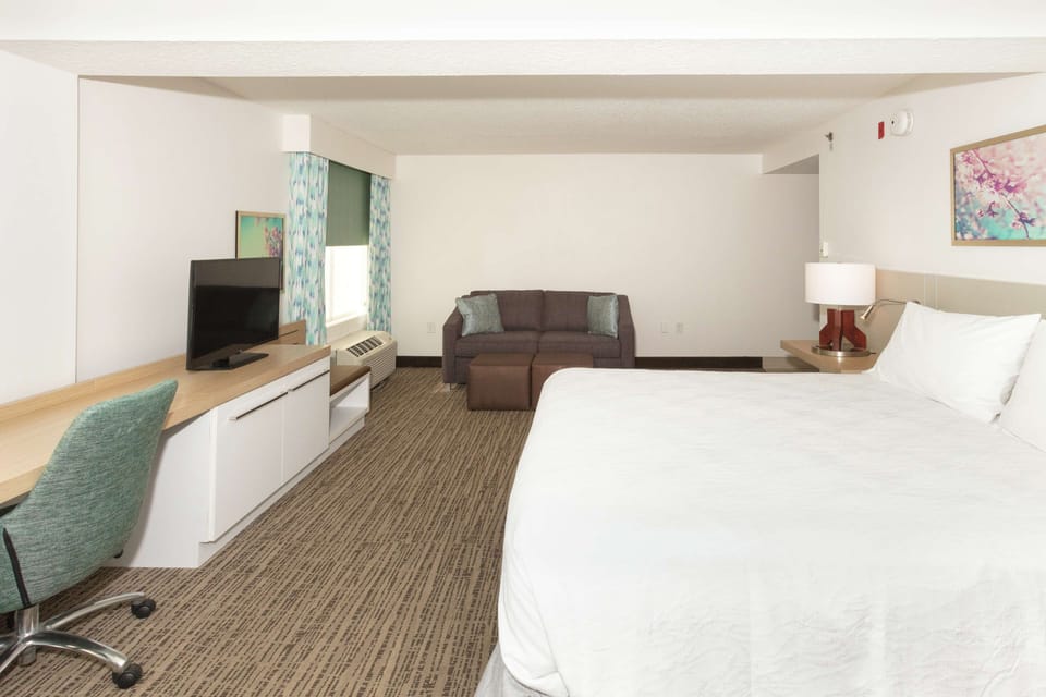 Junior Suite, 1 King Bed with Sofa Bed | Hypo-allergenic bedding, in-room safe, desk, blackout drapes