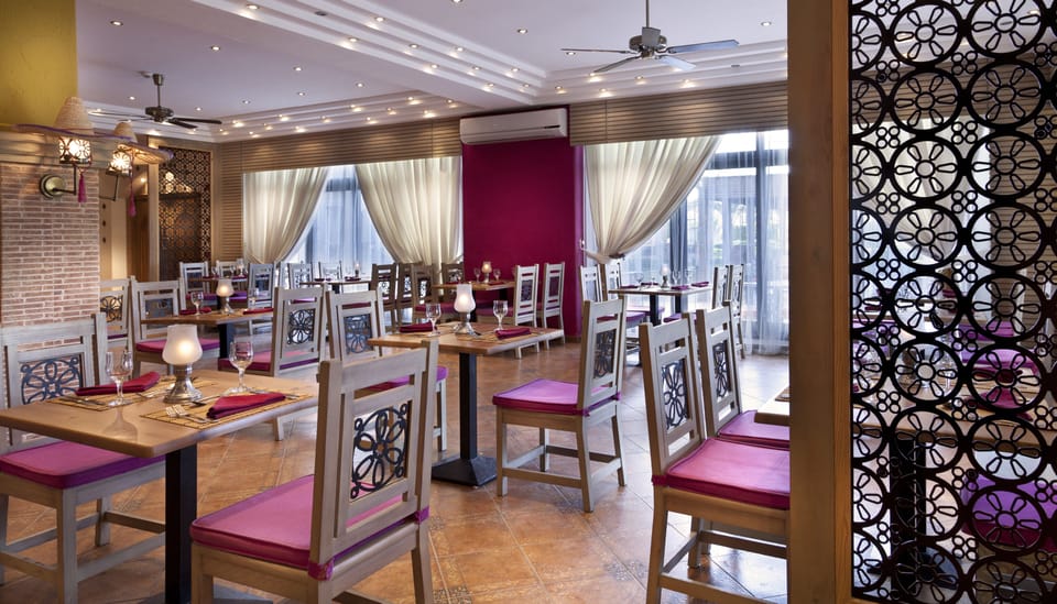 9 restaurants; breakfast, lunch, and dinner served