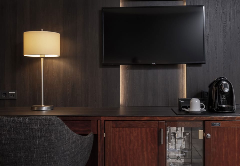 Hypo-allergenic bedding, in-room safe, desk, blackout drapes