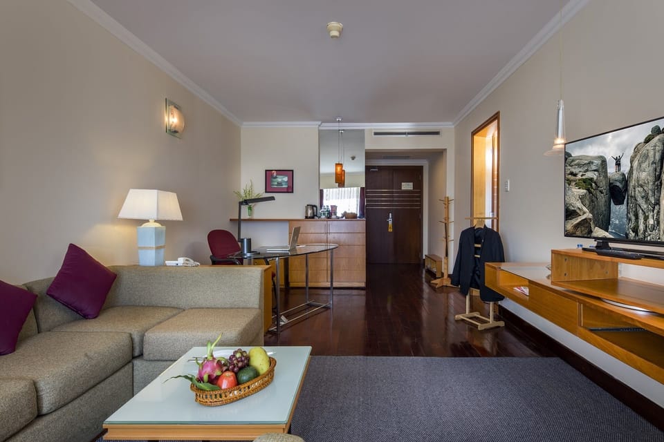 Executive Suite, 1 Double Bed, City View | Room service - dining