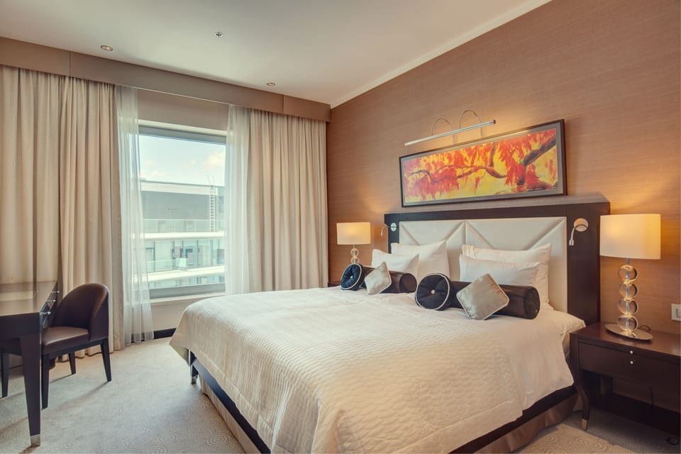 Hill View Guest Room, 1 King Bed | Hypo-allergenic bedding, down comforters, minibar, in-room safe