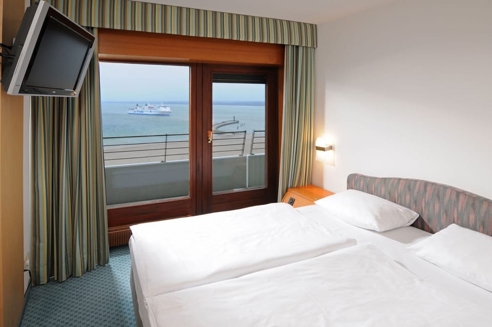 Suite | Hypo-allergenic bedding, in-room safe, desk, blackout drapes
