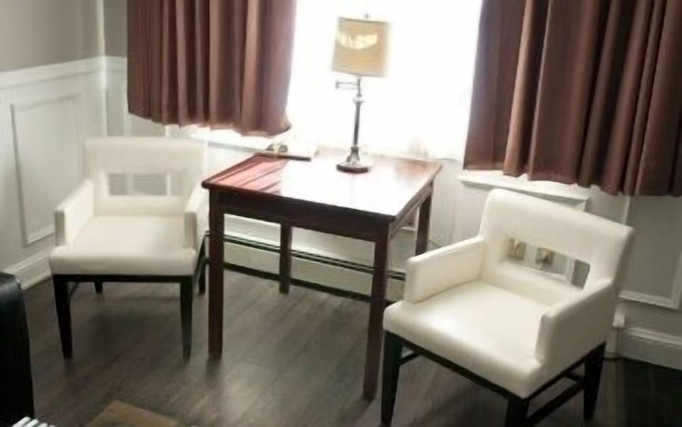 Family Suite | Living area | 40-inch flat-screen TV with cable channels, TV