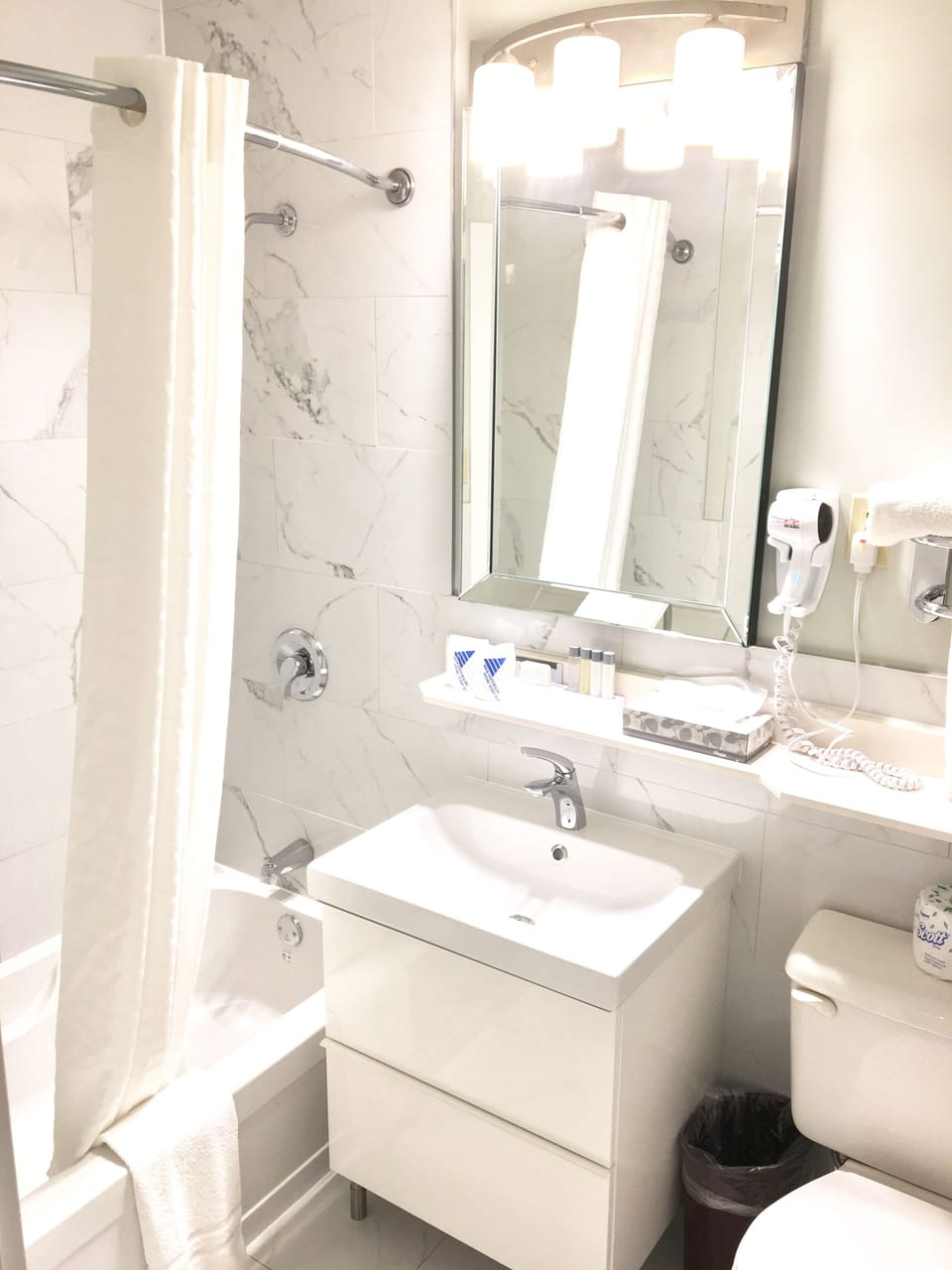 Combined shower/tub, free toiletries, hair dryer, towels