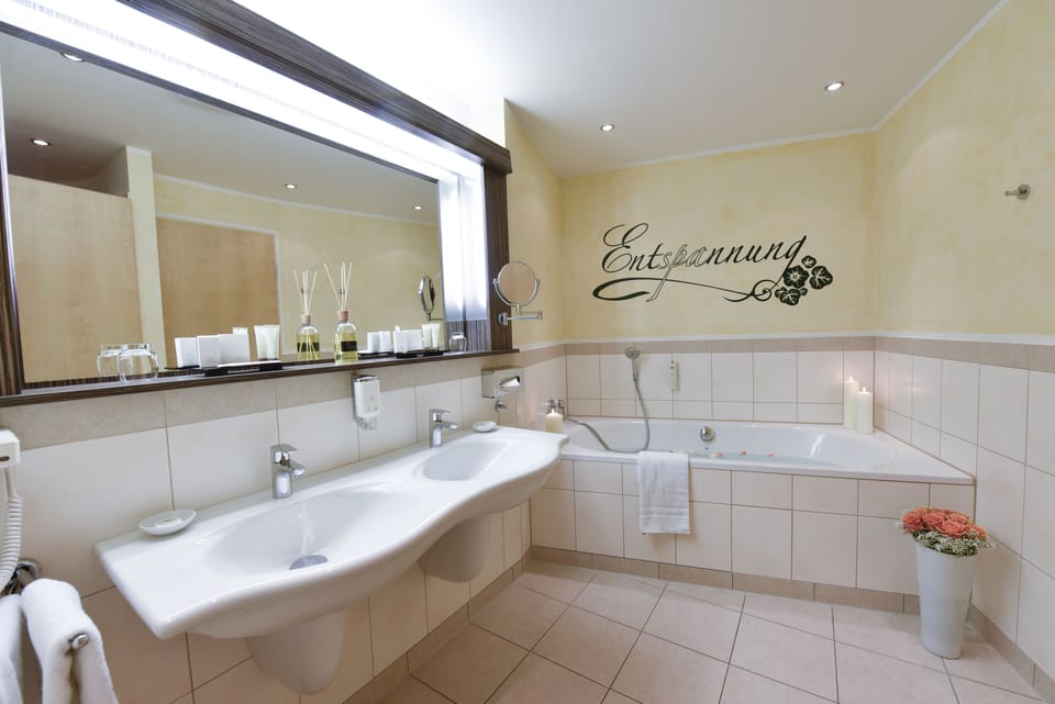 Suite | Bathroom | Shower, free toiletries, hair dryer, bathrobes