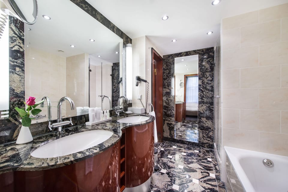 Suite | Bathroom | Bathtub, deep soaking tub, free toiletries, hair dryer