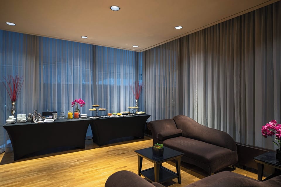 Metropolitan Hotel Vancouver by Marriott Hotel in Vancouver