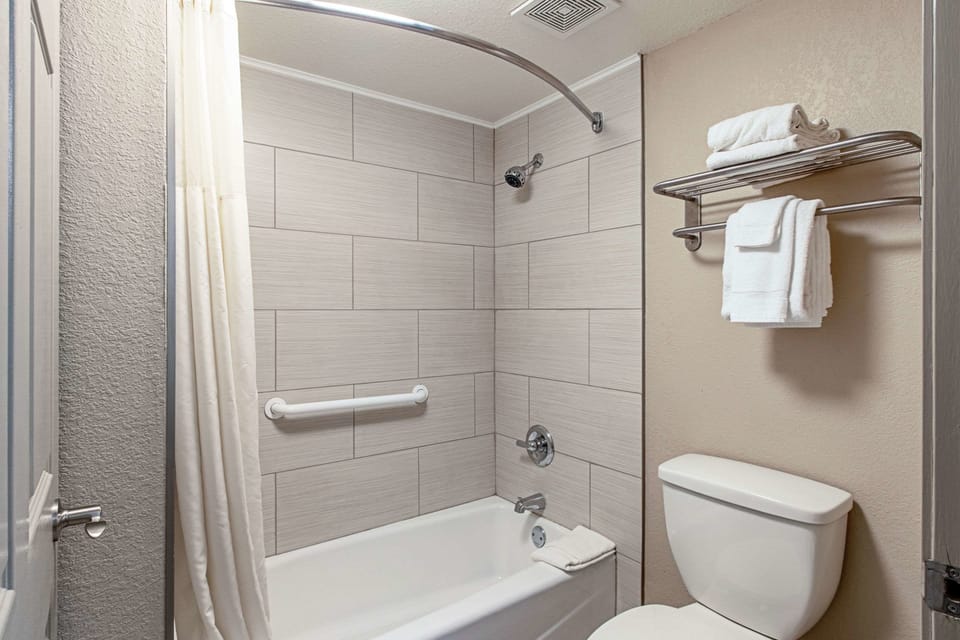 Room, 1 Queen Bed, Non Smoking | Bathroom | Combined shower/tub, deep soaking tub, hydromassage showerhead
