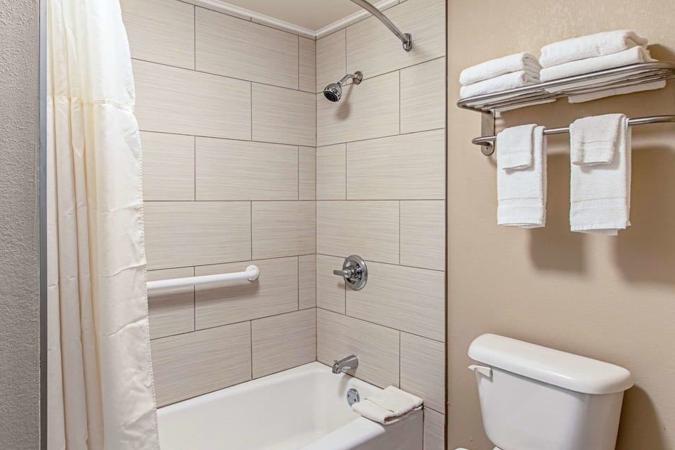 Standard Room, 2 Queen Beds, Non Smoking | Bathroom | Combined shower/tub, deep soaking tub, hydromassage showerhead