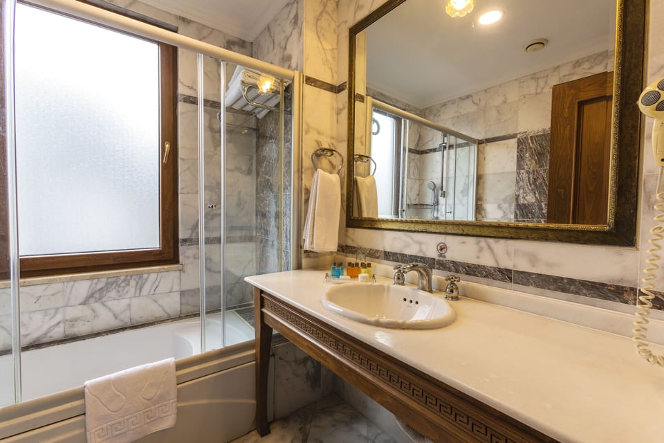 Combined shower/tub, free toiletries, hair dryer, slippers